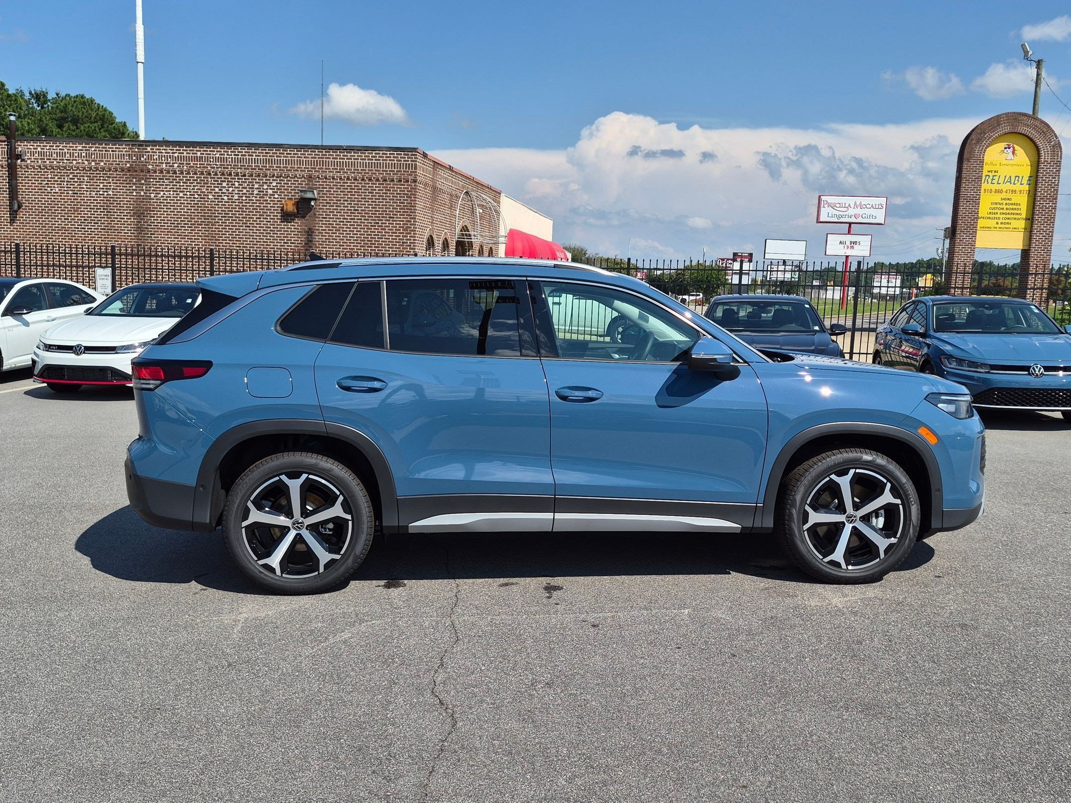 New 2026 Volkswagen Tiguan SE AWD/4WD image 2