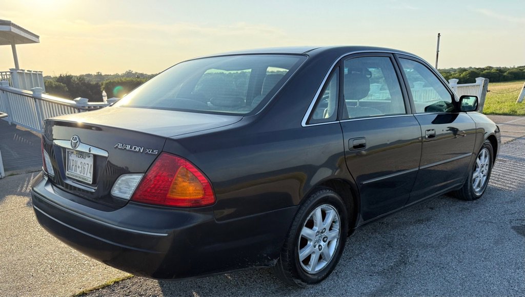Used 2000 Toyota Avalon XLS FWD image 5