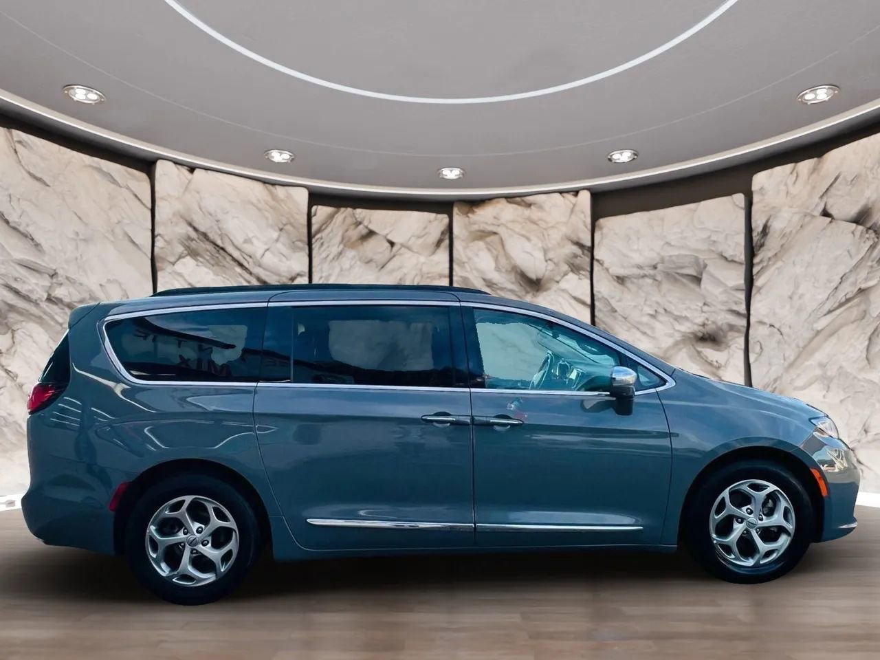 Used 2022 Chrysler Pacifica Limited image 5