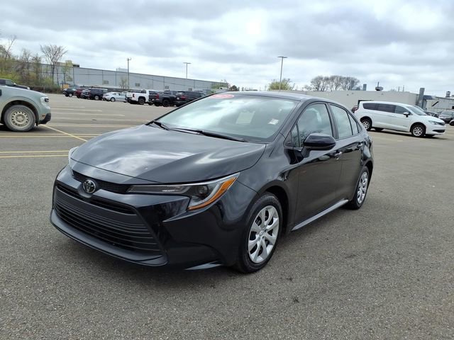 Used 2023 Toyota Corolla LE image 3