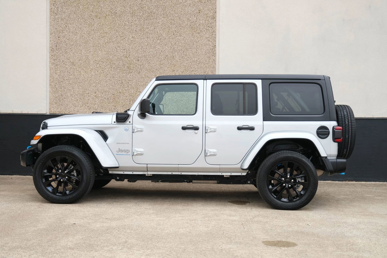 Used 2023 Jeep Wrangler Unlimited Sahara AWD/4WD image 6
