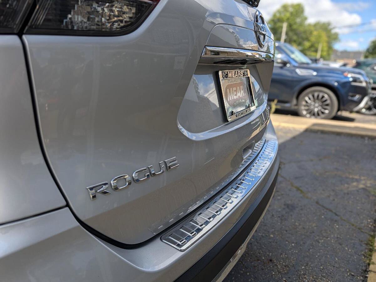 Used 2017 Nissan Rogue SL w/ SL Premium Package AWD/4WD image 16