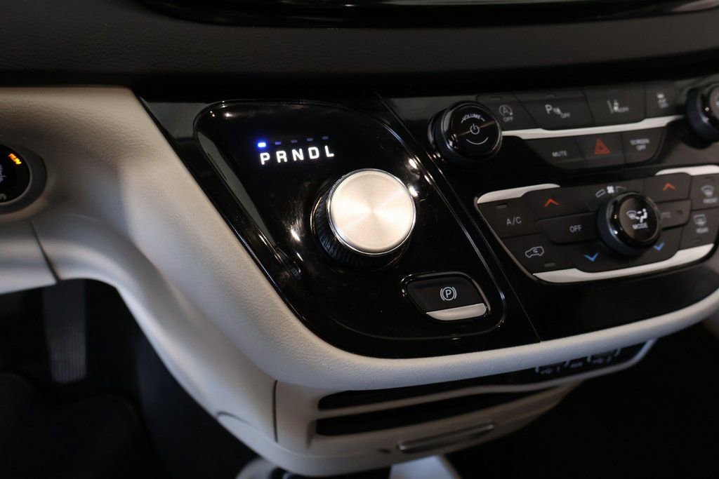 Used 2024 Chrysler Pacifica Touring-L FWD image 6