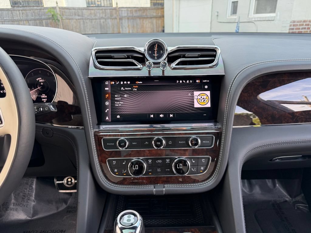 Used 2023 Bentley Bentayga AWD/4WD image 17