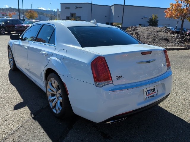 Used 2018 Chrysler 300 Touring w/ Chrome Appearance Package image 6
