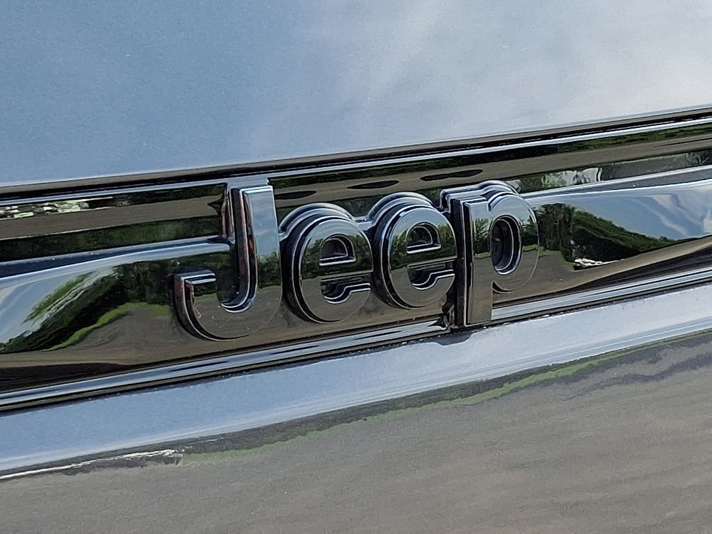 Used 2023 Jeep Grand Cherokee Altitude AWD/4WD image 28