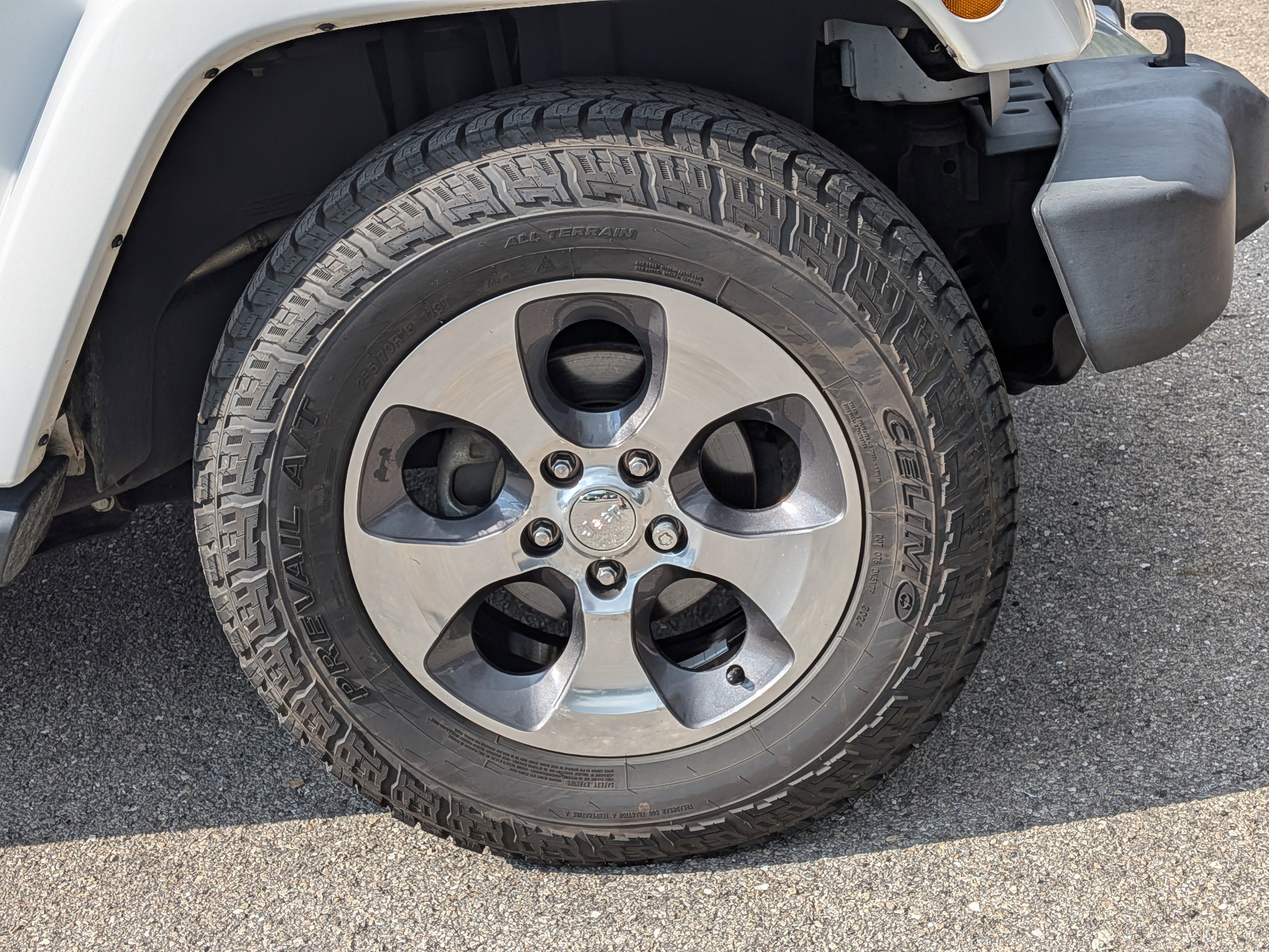 Used 2017 Jeep Wrangler Unlimited Sahara w/ Connectivity Group image 11