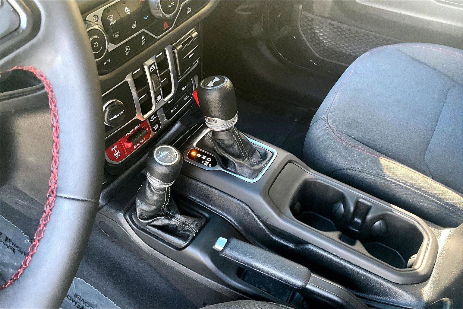 Used 2025 Jeep Wrangler Unlimited Rubicon w/ Convenience Group AWD/4WD image 16