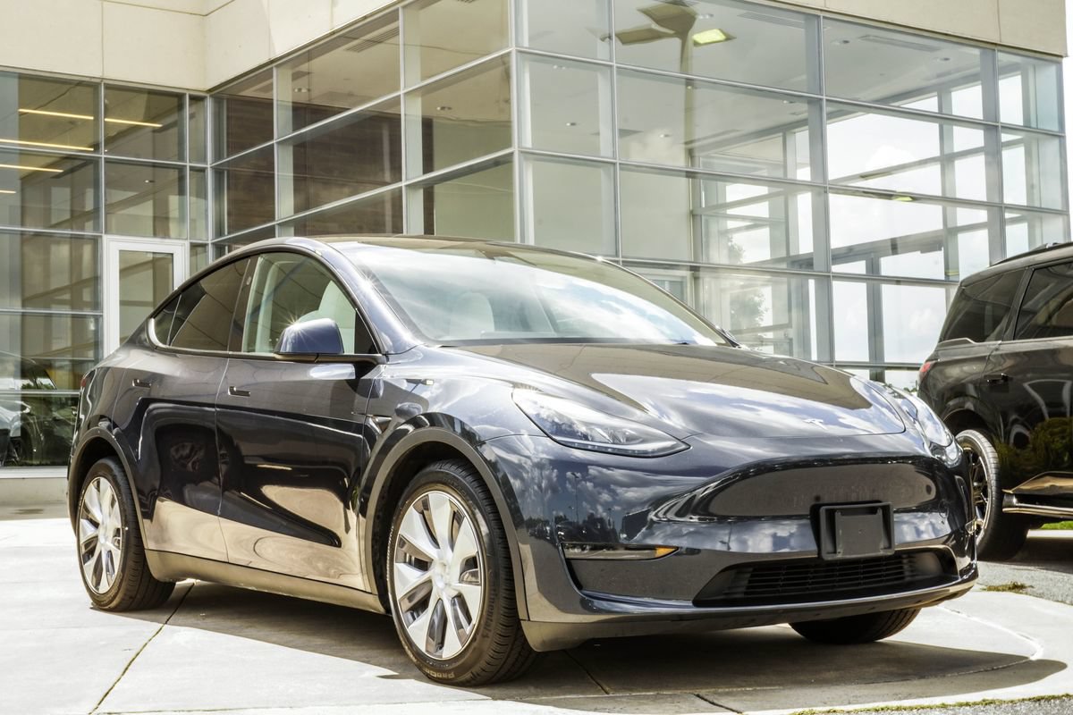 Used 2024 Tesla Model Y Long Range AWD/4WD image 4