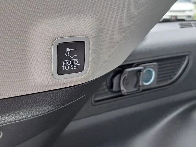 Used 2023 Jeep Grand Cherokee Limited RWD image 6