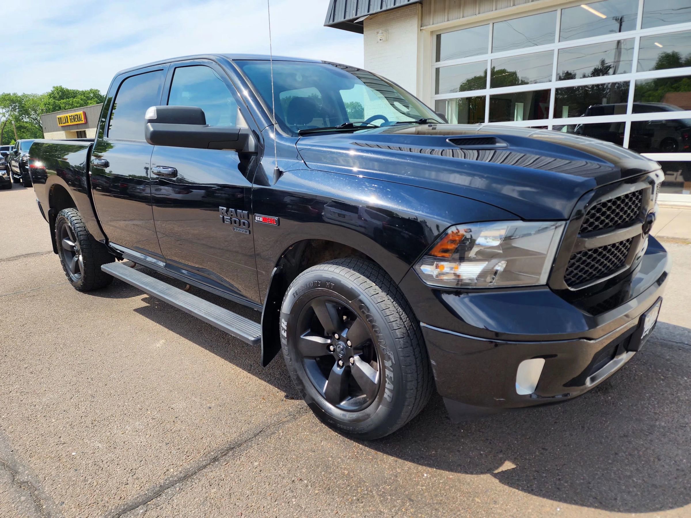 Used 2019 RAM 1500 Classic SLT w/ Black Appearance Group AWD/4WD image 2