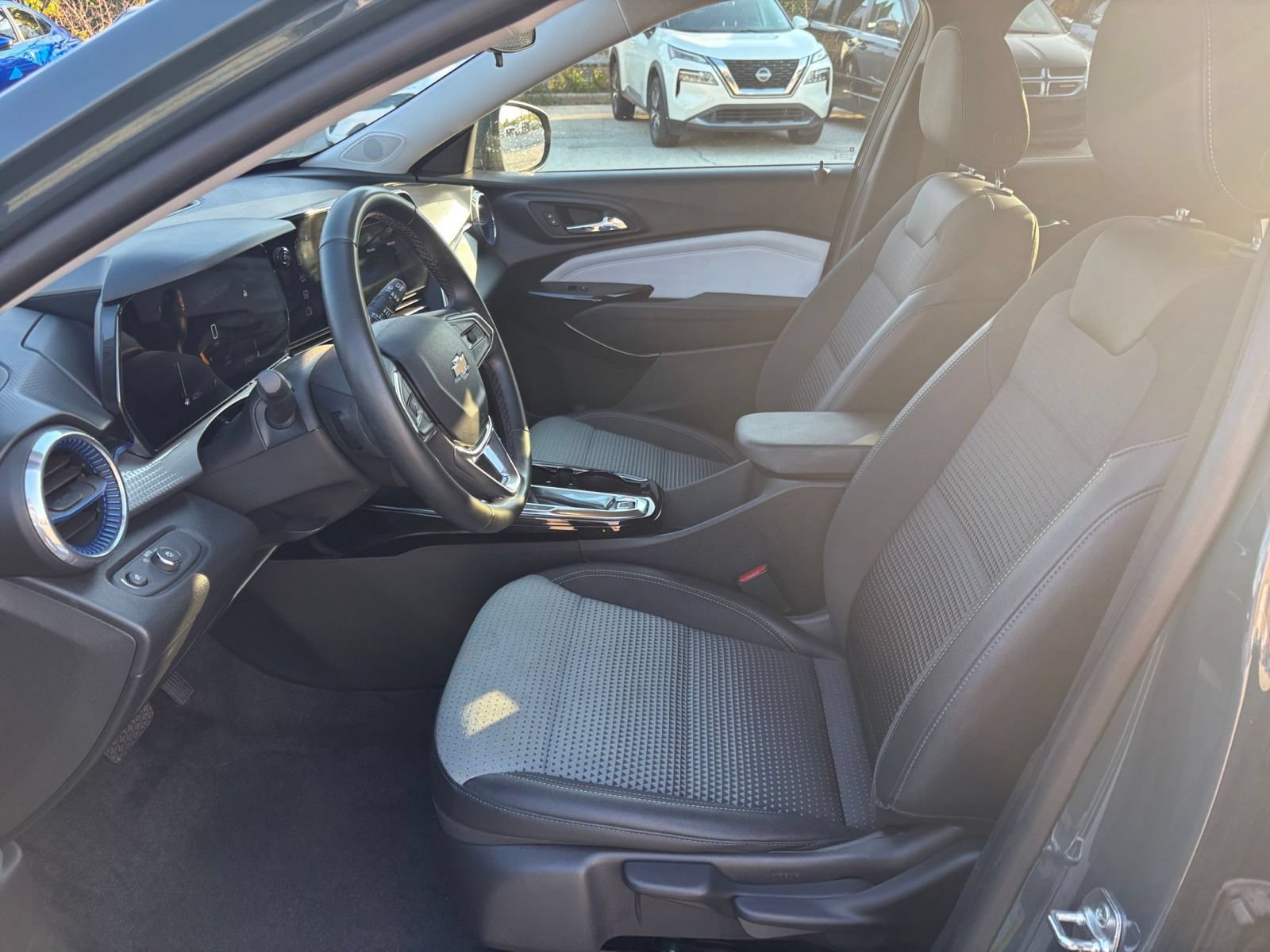 Used 2025 Chevrolet Trax LT w/ LT Convenience Package FWD image 25