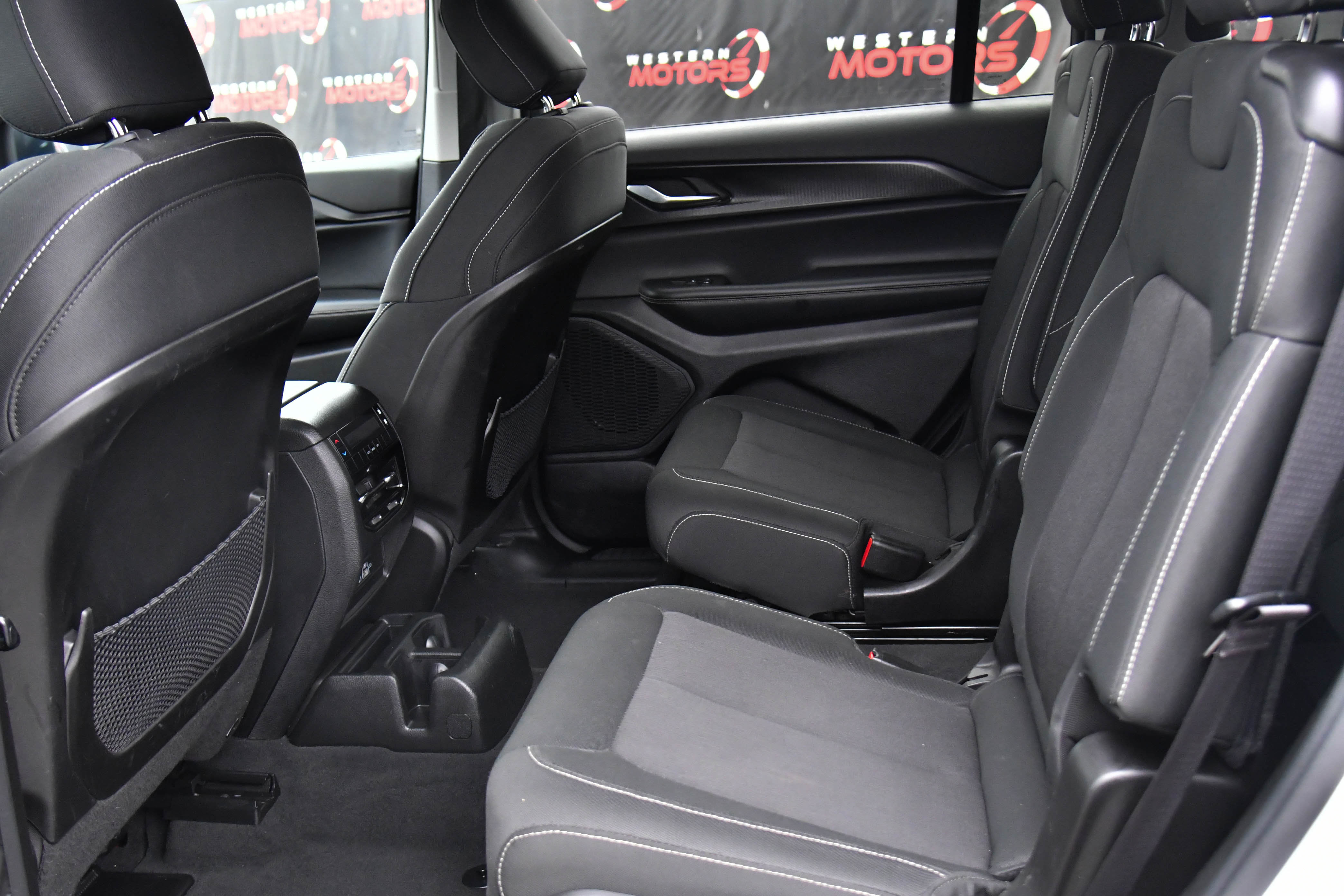 Used 2023 Jeep Grand Cherokee L Laredo image 35