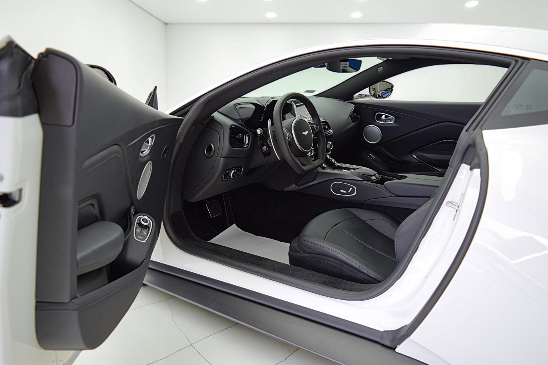 Used 2023 Aston Martin V8 Vantage Roadster RWD image 34