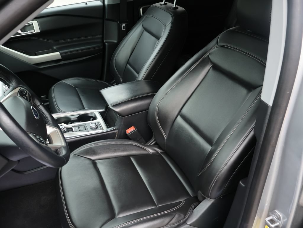 Used 2022 Ford Explorer XLT w/ Equipment Group 202A AWD/4WD image 32