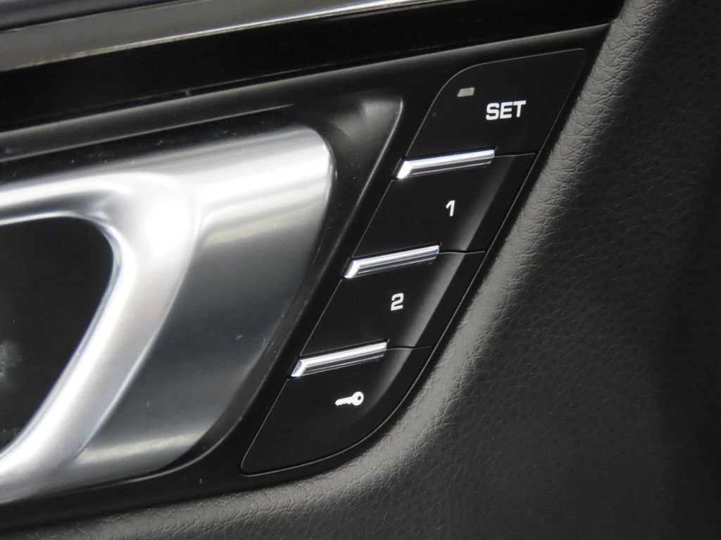 Certified 2026 Porsche Macan AWD/4WD image 36