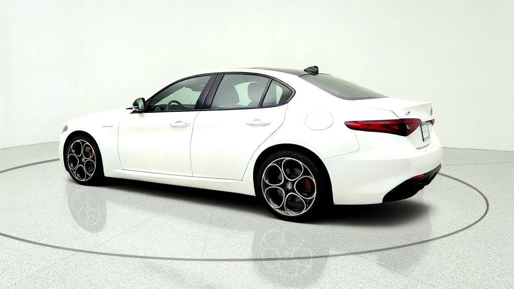 Used 2023 Alfa Romeo Giulia Veloce AWD/4WD image 7