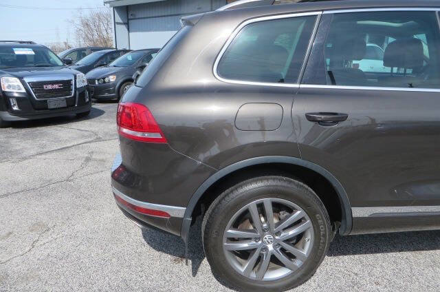 Used 2016 Volkswagen Touareg Sport AWD/4WD image 47