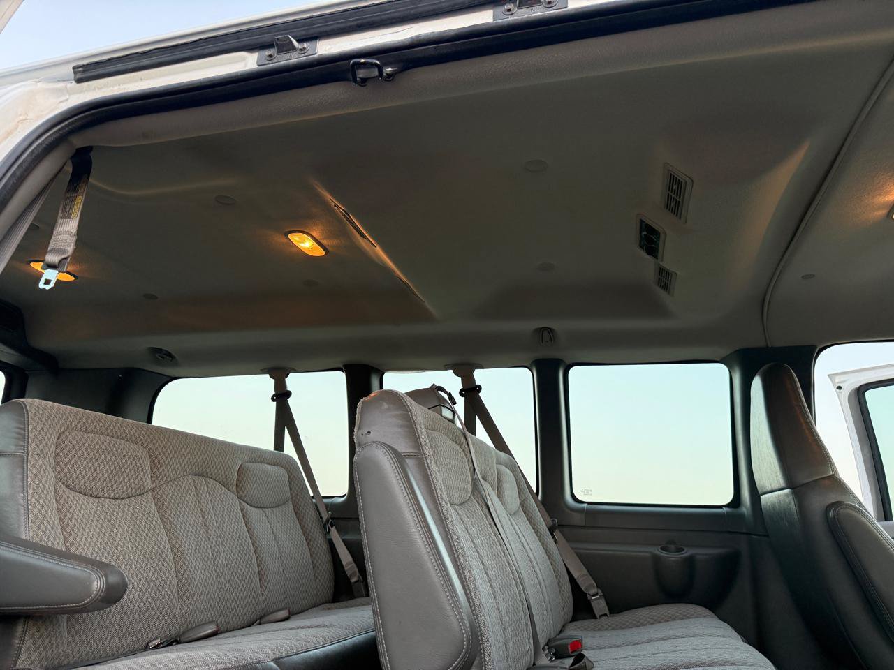Used 2004 Chevrolet Express 1500 Passenger RWD image 17