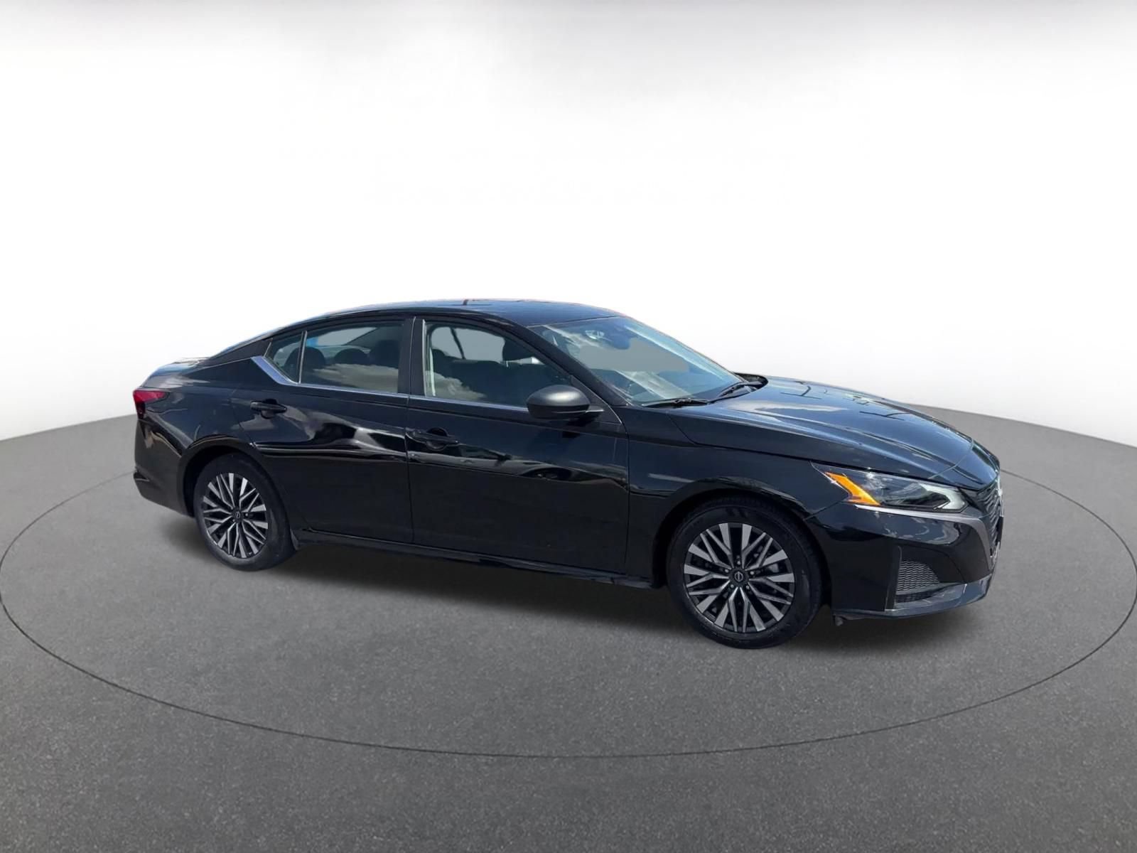 Used 2026 Nissan Altima 2.5 SV FWD image 2