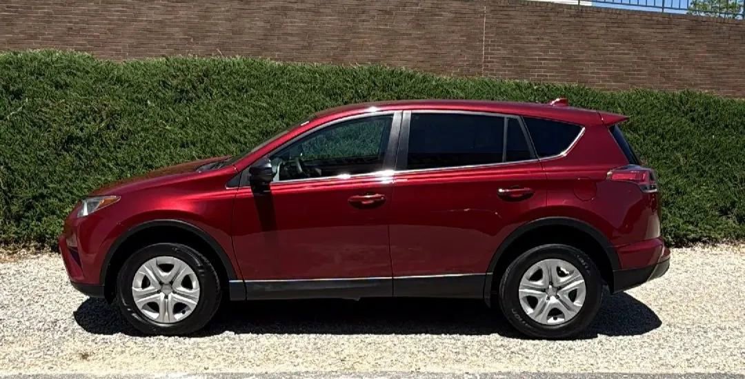 Used 2018 Toyota RAV4 LE FWD image 2