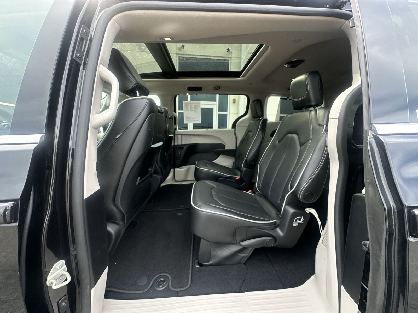 Used 2023 Chrysler Pacifica Limited w/ Uconnect Theater Family Group AWD/4WD image 33