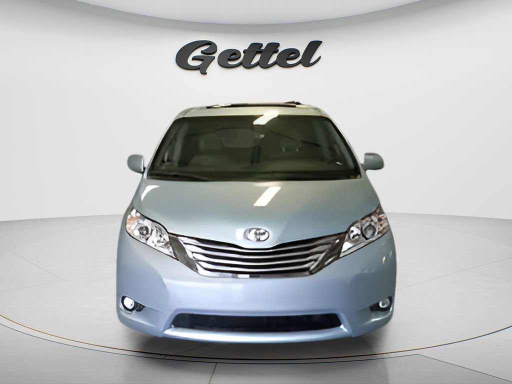 Used 2017 Toyota Sienna XLE w/ XLE Navigation Package FWD image 1