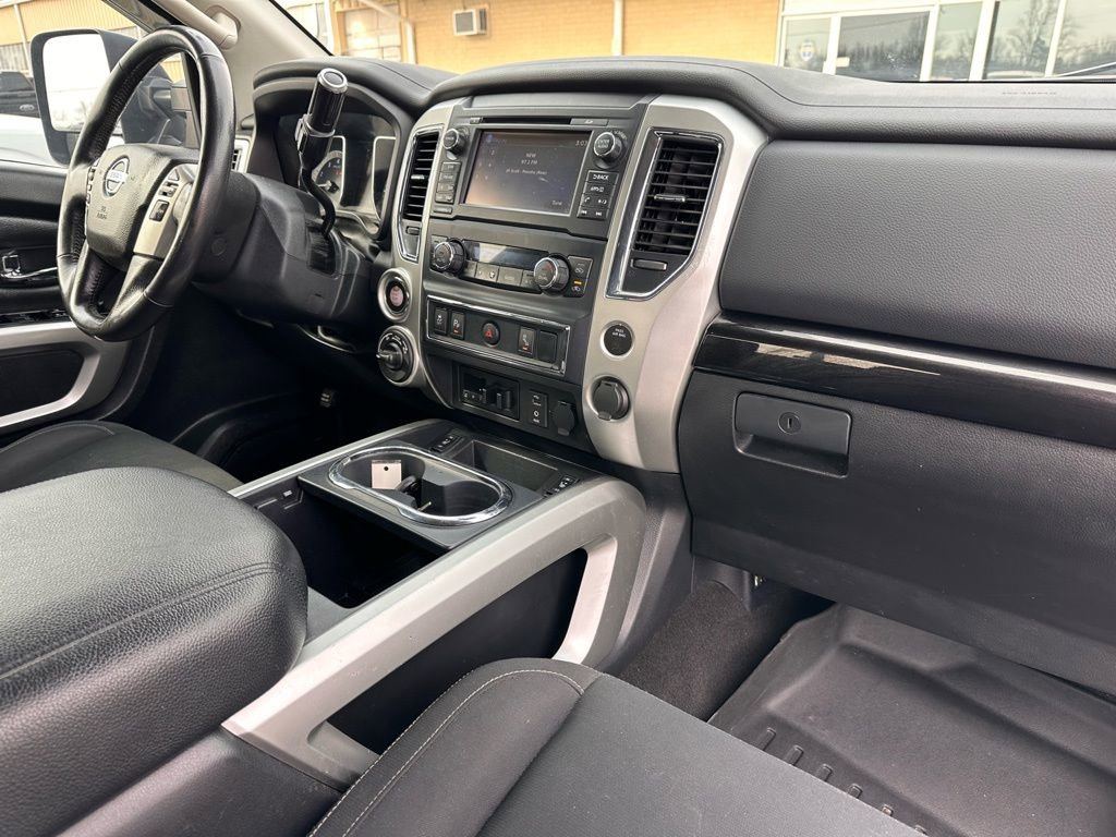 Used 2018 Nissan Titan SV w/ SV Convenience Package image 19