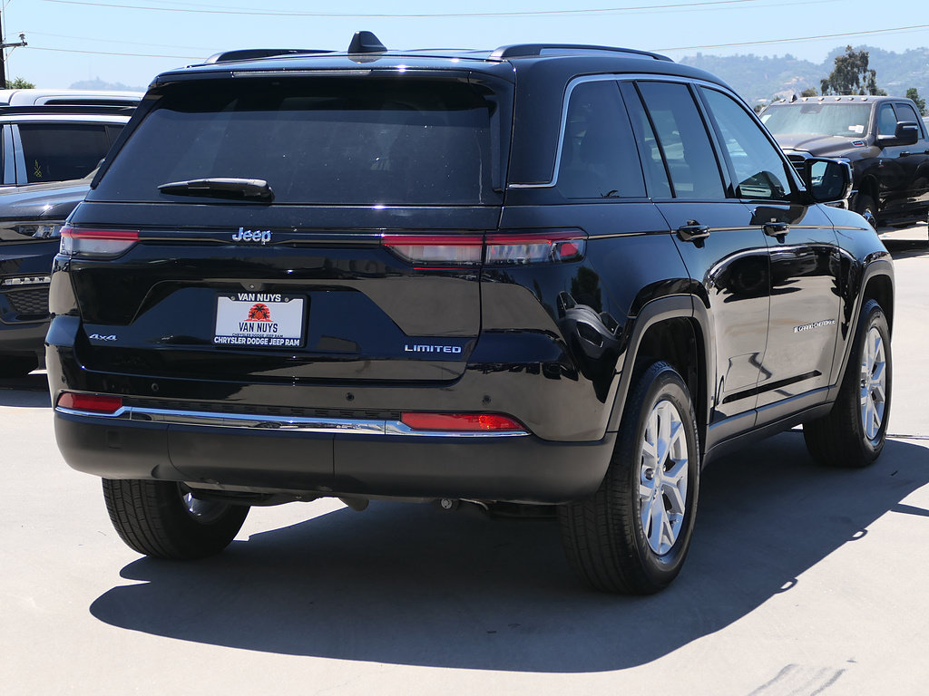 Used 2023 Jeep Grand Cherokee Limited AWD/4WD image 2