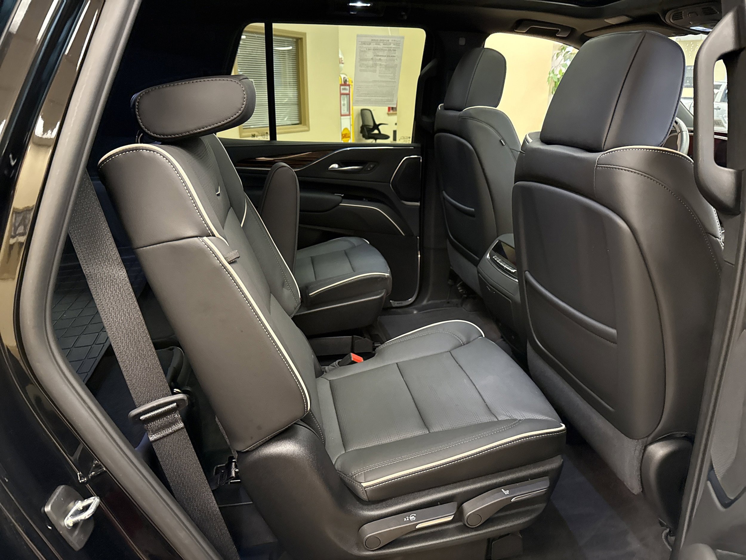 Used 2024 Cadillac Escalade Premium Luxury image 14
