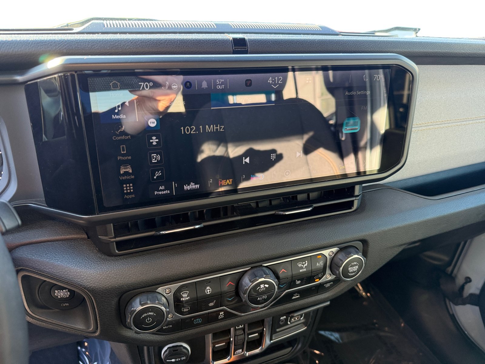 Used 2024 Jeep Wrangler Unlimited w/ Convenience Group AWD/4WD image 12