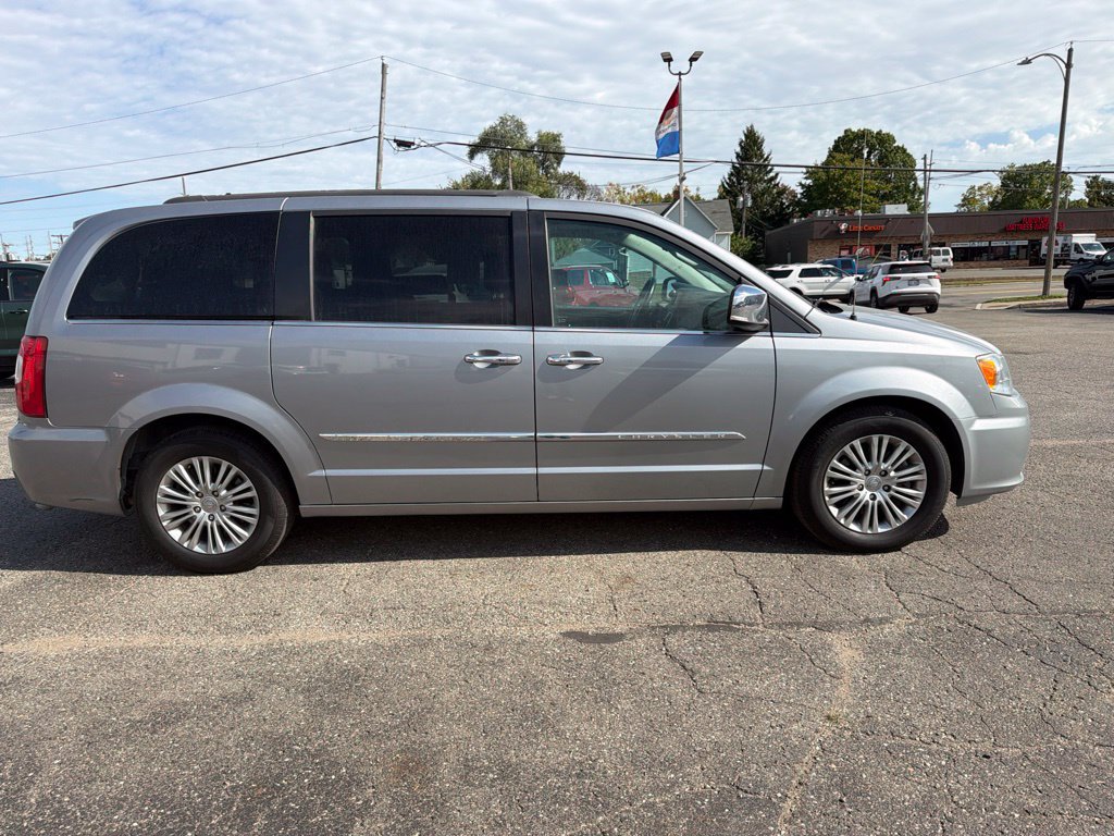 Used 2015 Chrysler Town & Country Touring-L w/ Driver Convenience Group FWD image 2