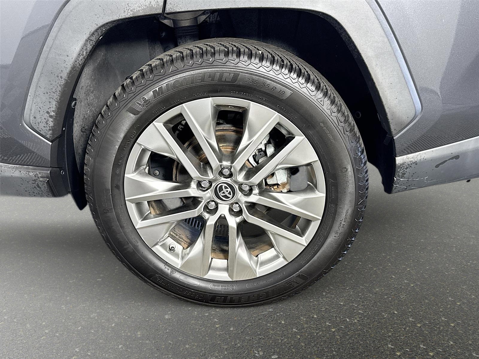 Used 2019 Toyota RAV4 XLE Premium FWD image 31