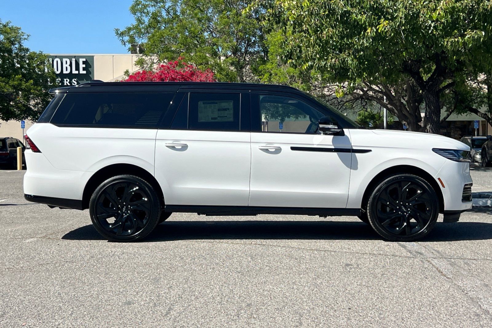 New 2026 Lincoln Navigator L Black Label AWD/4WD image 4