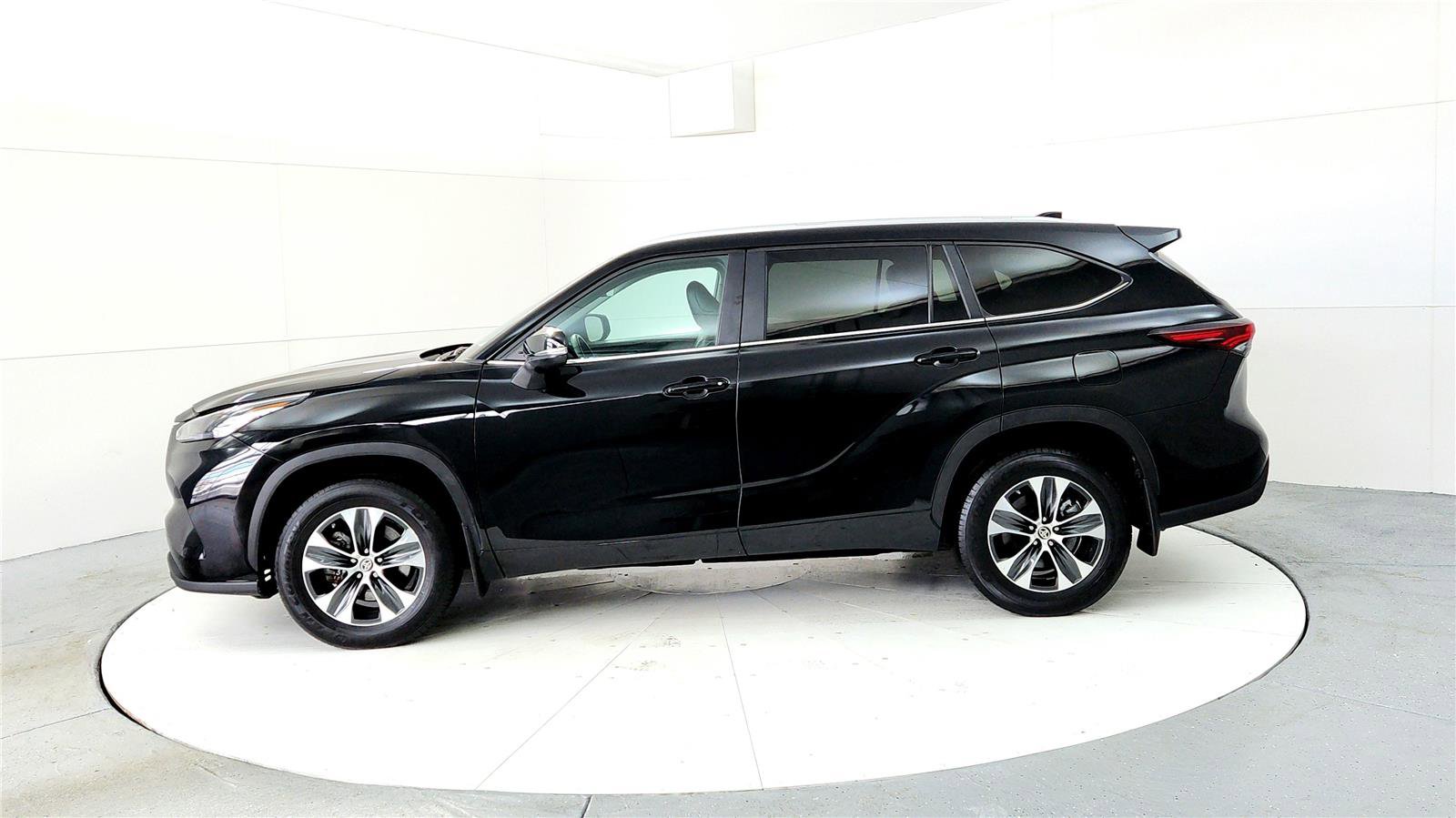 Used 2024 Toyota Highlander XLE image 3