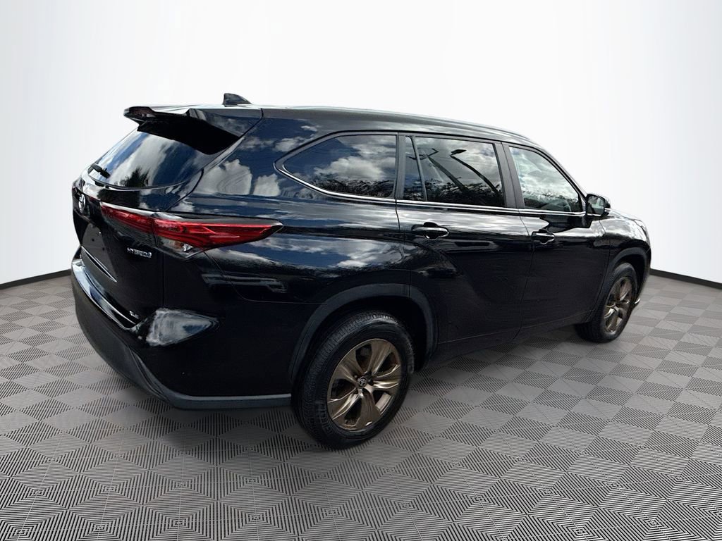 Used 2023 Toyota Highlander Bronze Edition FWD image 6