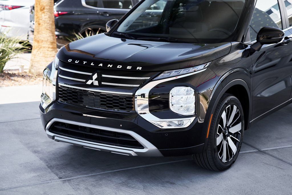 Used 2025 Mitsubishi Outlander SE image 5