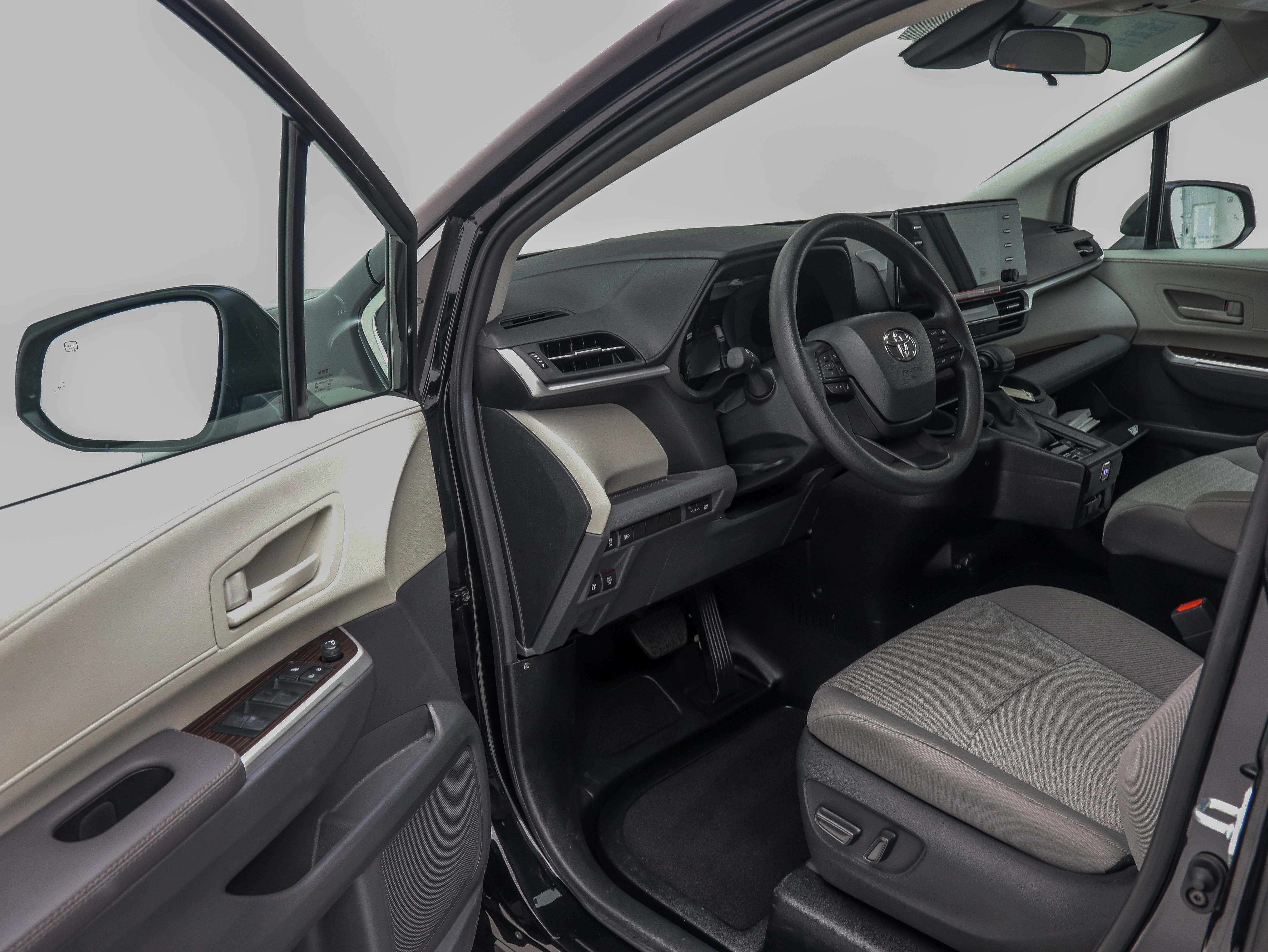Used 2024 Toyota Sienna LE FWD image 21