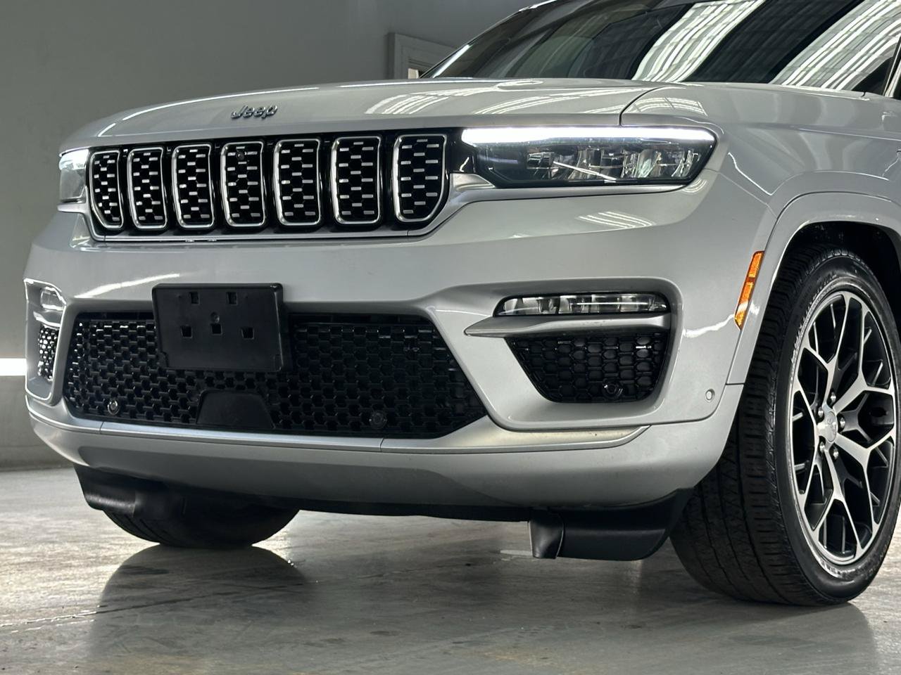 Used 2023 Jeep Grand Cherokee Summit AWD/4WD image 4