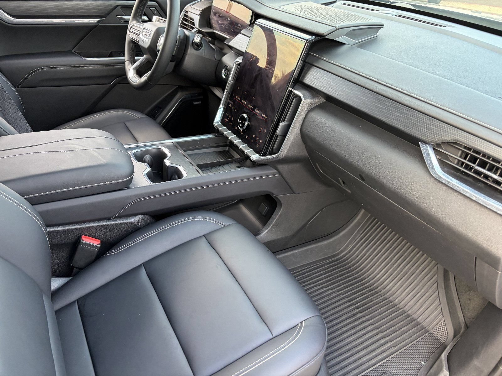 Certified 2025 GMC Acadia Elevation w/ Elevation Premium Package FWD image 13