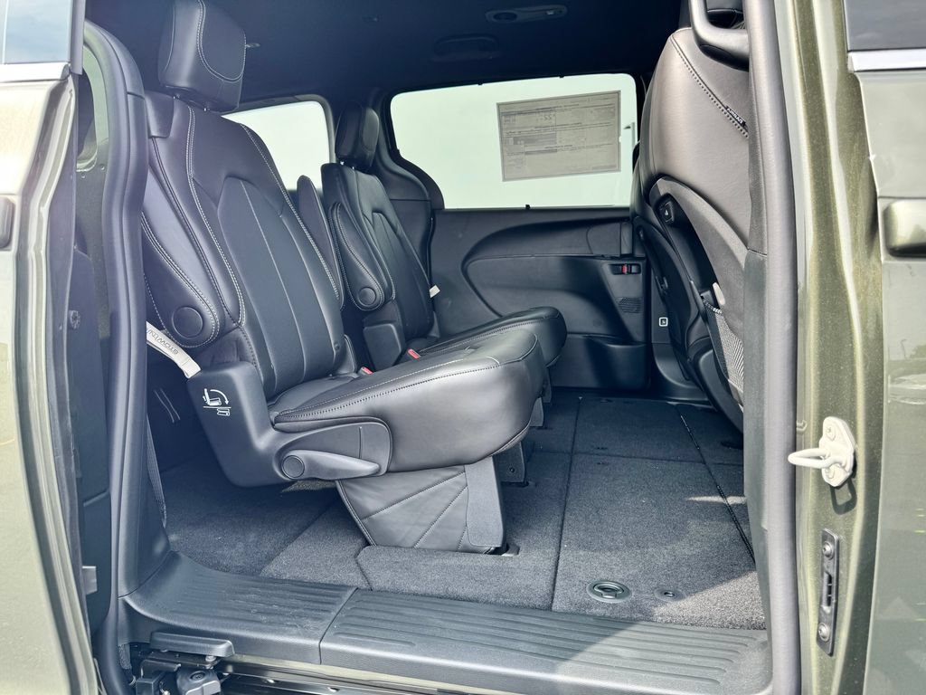New 2027 Chrysler Pacifica Select FWD image 12