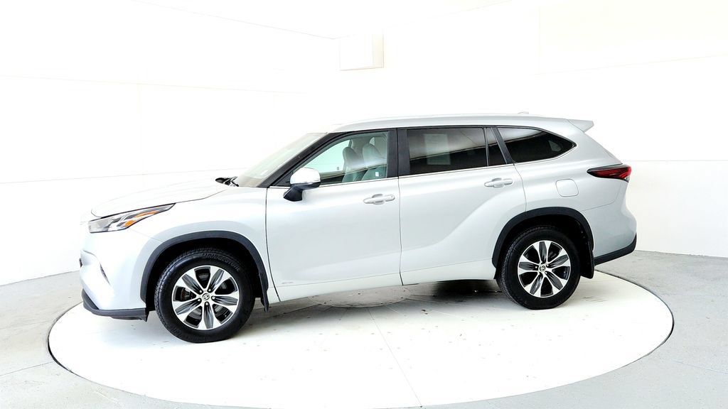 Certified 2025 Toyota Highlander XLE AWD/4WD image 3