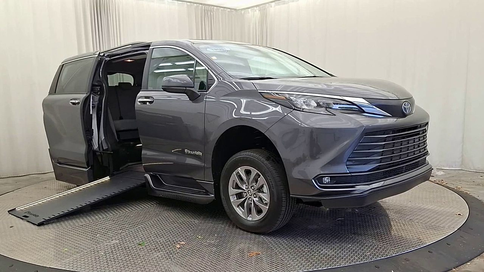 Used 2025 Toyota Sienna XLE w/ XLE Plus Package FWD image 2