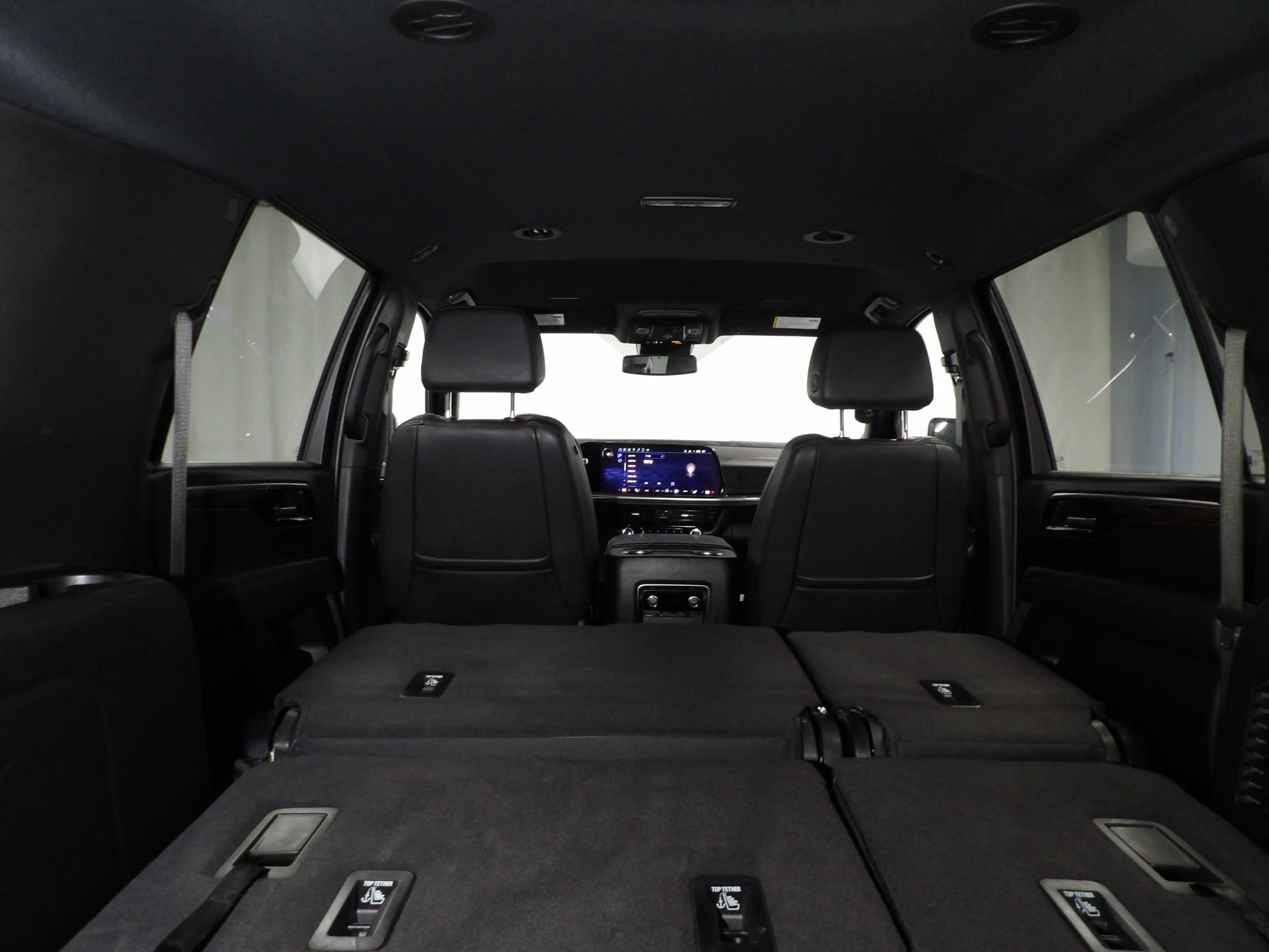 Used 2025 Chevrolet Suburban Z71 image 16