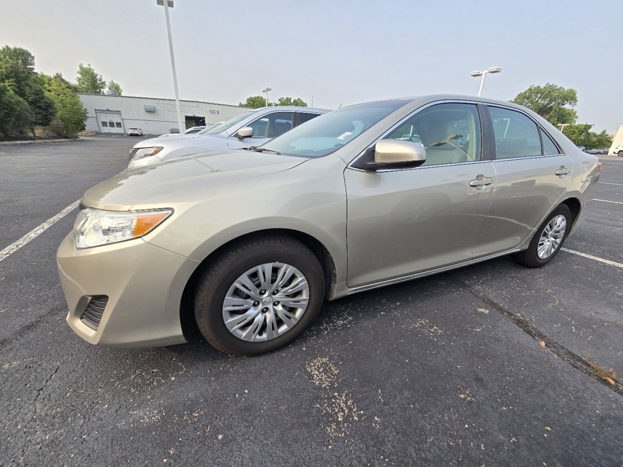 Used 2014 Toyota Camry LE FWD image 4