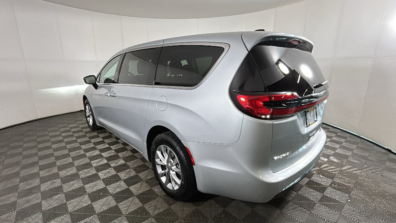 Used 2024 Chrysler Pacifica Touring-L AWD/4WD image 5