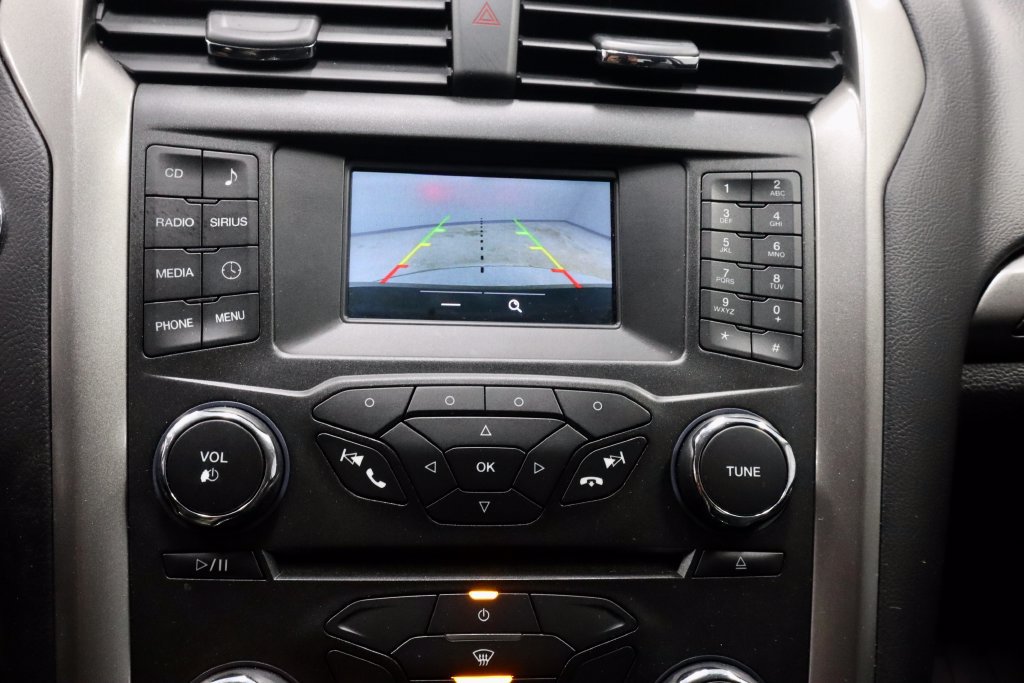 Used 2018 Ford Fusion SE FWD image 2