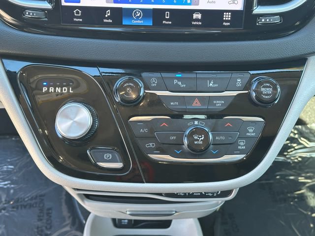 Used 2024 Chrysler Pacifica Touring-L FWD image 19