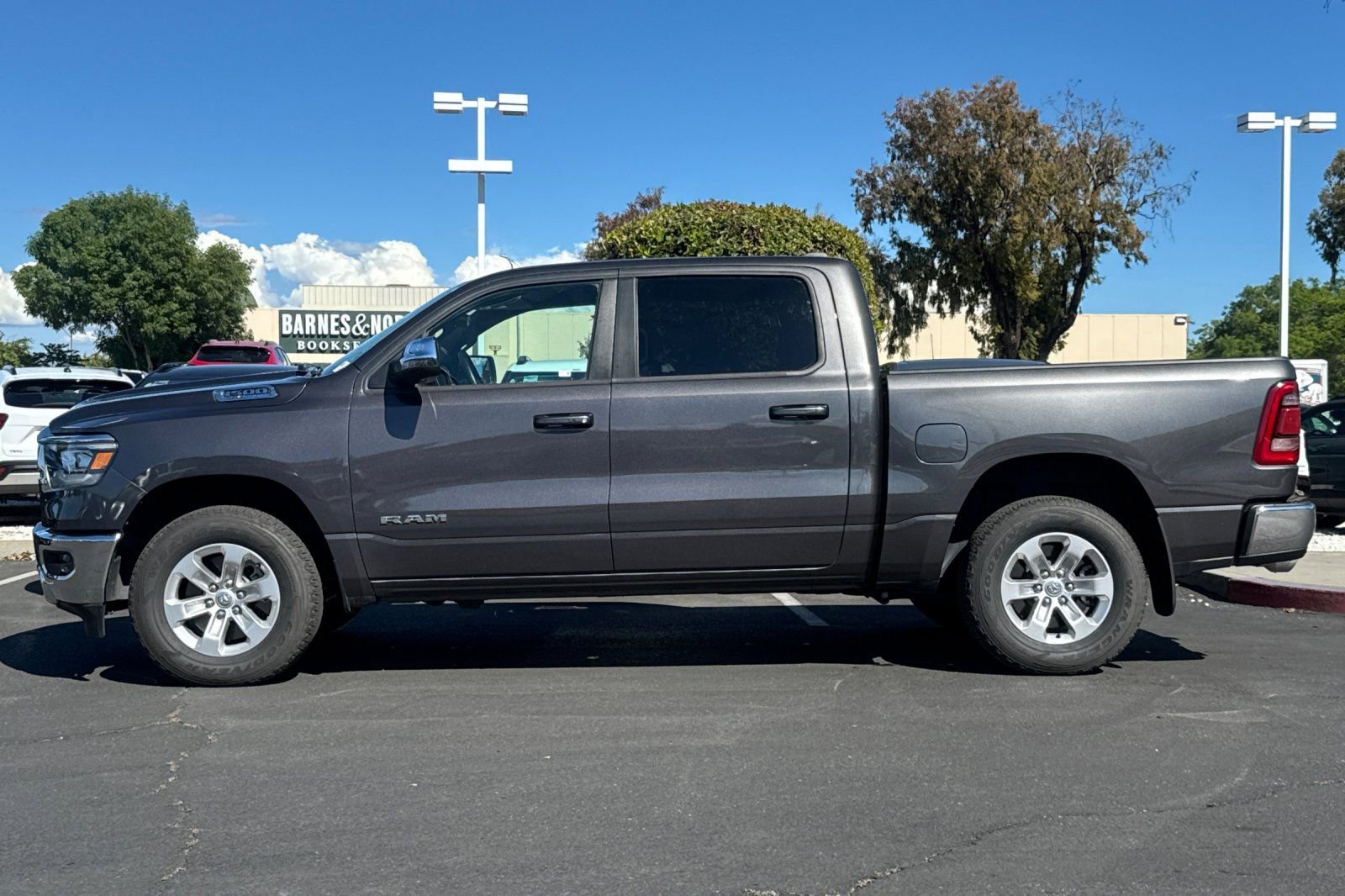 Used 2024 RAM 1500 Laramie image 8