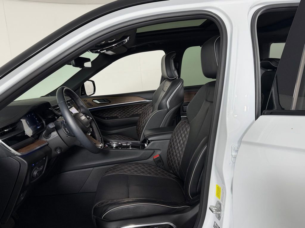 Used 2023 Jeep Grand Cherokee Summit w/ Advanced Protech Group IV AWD/4WD image 25